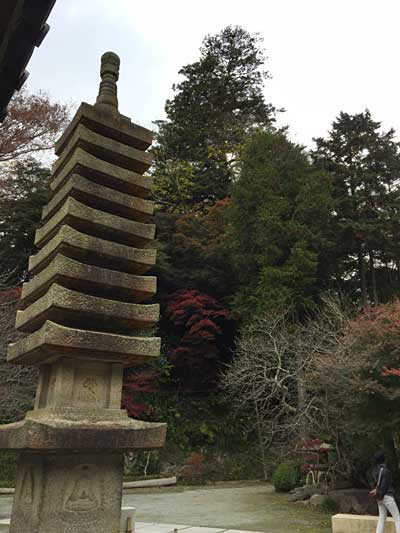 覚園寺で目を引く石の塔です